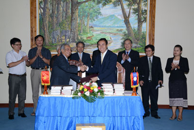 ຫວຽດນາມ ມອບປື້ມທີ່ມີຄ່າໃຫ້ລາວ